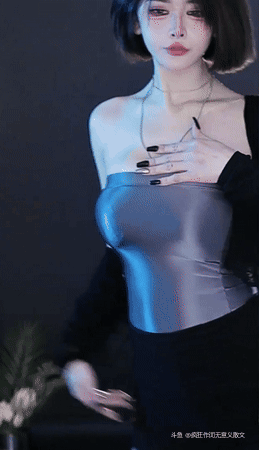 一个诱人的美女与令人兴奋的曲线和迷人的动作跳舞她的舞蹈。 她的磁性魅力和美丽是不可否认的，她有一些特别的东西，一种难以描述但无法否认的女性吸引力。[星星眼]