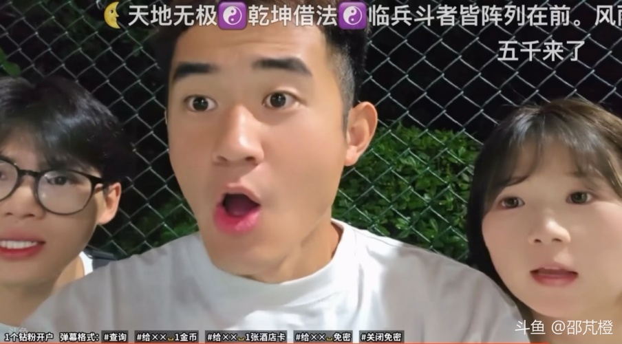 只会卧槽卧槽 空窗期 兄弟们 就像那天一样 空窗期 空窗期。吃喝住人家的基地，用zkl的免费饭菜收妹妹们金币，还得zlk给你刷？这果然是回“娘家”了，活动放着7x7团歌，跳着7x7团舞？把zkl置于何地？活动牛逼吹过头直接搞砸 对面满屏的川割脸色对了 该点烟了，真是把非常脸面全丢完了。