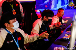 第3轮比赛由中国EHOME战队对抗韩国Simple战队，EHOME使用2G阵容对抗对手的SF阵容，首局比赛遇到了对手顽强的挑战，最终3分险胜对手先下一城。第二局比赛中EHOME下起了3分雨，对手难以阻挡，2比0暂时领先。第三局比赛EHOME继续高奏凯歌眼泪独得12分，零封对手中国队以2比1领先。