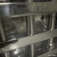 训狗失败1.0
不知道谁家养的狗 半夜看它一个人在楼下趴着 买了根火腿吃 然后就要跟我回家