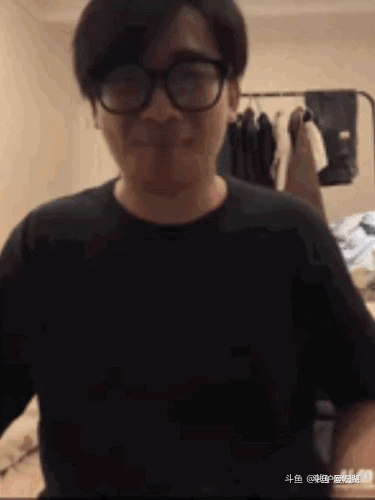 看了昨晚冯雨的团播 感觉就像是东汉末年的刘协 谁先蹭到谁就能在团播7天内拉满黑流量狠狠的⭕米 下午凯哥到就更不敢想了👿