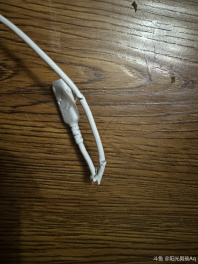 告诉大家一个不幸的消息我的外设价全部被咬坏了一个接收器一个耳机连接线全部毁于大强气死我了[怒][怒][怒][怒][怒]