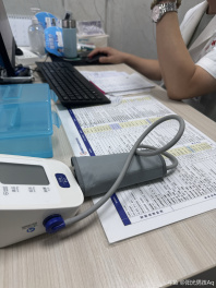 有点小发烧兄弟们去诊所检查一下没有问题就回来播一会！医生说我有点虚[晕][晕][晕]