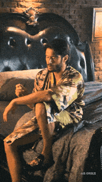 昨天晚上看了些眼哥和果神的切片，睡觉的时候就做了一个梦。我和果神一起在路边摊吃夜宵。期间我还跟她一起看天上的星星，跟她说星星好多好亮。然后因为她坐在靠近马路边嘛，就给一辆依维柯给撞到了。不是被撞飞了哦，是被卡在侧边的车门里了。我就跟司机说，你赶紧送医院。然后车走了以后，我就赶紧回去，到夜宵摊上把那个帝王蟹给吃了。