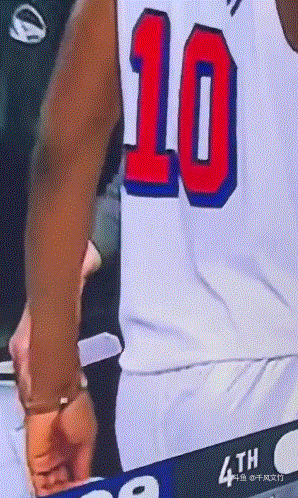 @巴特勒精益求精：老子最烦你们这些上厕所的球员了，我宁愿拉库里也绝不浪费观众的时间！