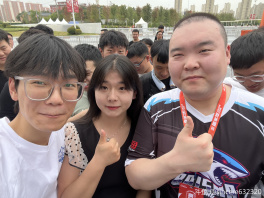 旭啊，真是个软蛋啊，我在这白鲨vip区第二排，这镜头还是我让摄像师过来给点画面才来的，这白鲨vip区太没画面了旭，让我很没面子啊，我整一堆节目就是不给镜头啊