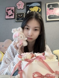 祝我生日快乐🎂🎉
也祝所有人也快乐⌯oᴗo⌯